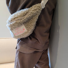 Load image into Gallery viewer, Karit Dumble Hip Sack